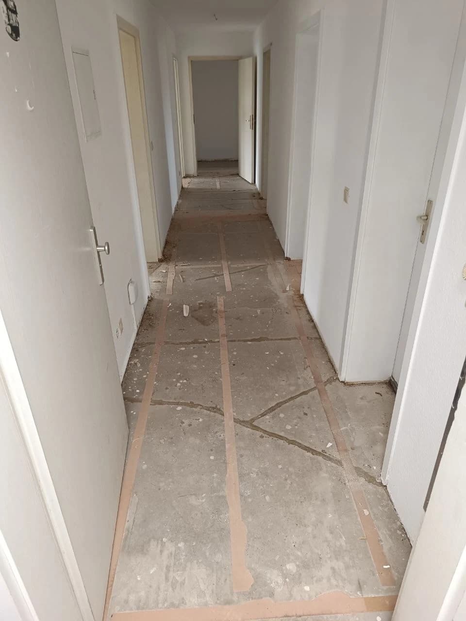 Flur nach dem Rückbau der alten Beläge
