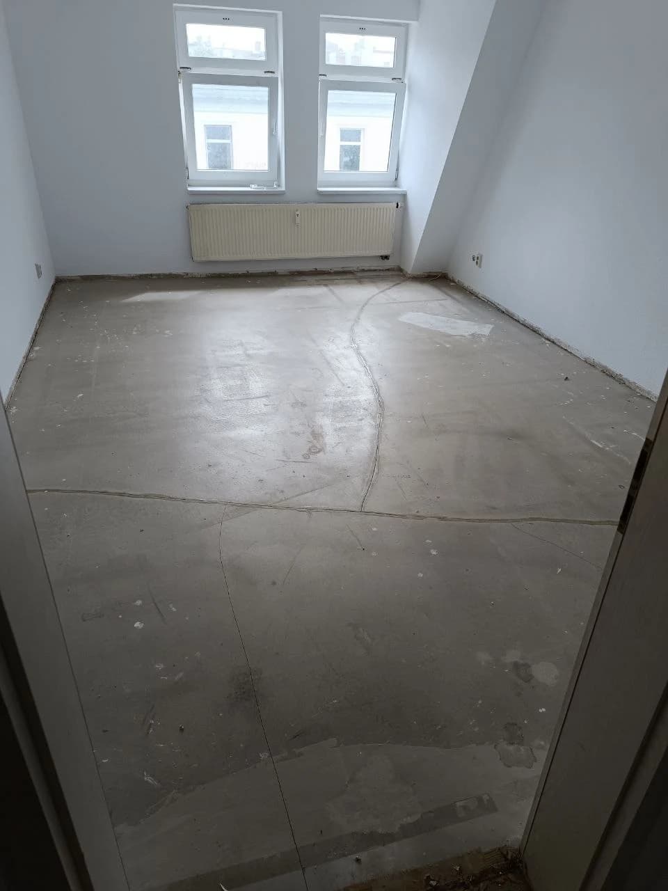 Dasselbe Zimmer nach dem Rückbau des alten Bodens, vor der Laminatverlegung